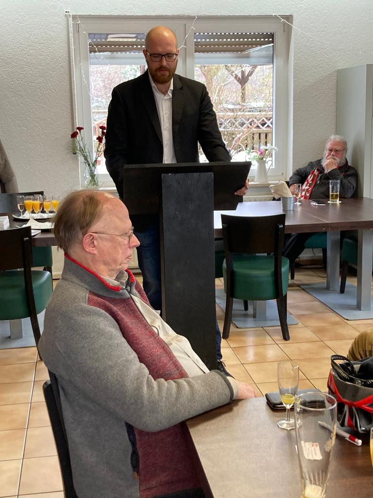 Dankenswerterweise konnten gleich mehrere Redner für den erkrankten Herrn Süß einspringen. Den Anfang machte der Vorsitzende der SPD Lechhausen, Roman Mönig, der über Glauben und soziale Gerechtigkeit sprach.